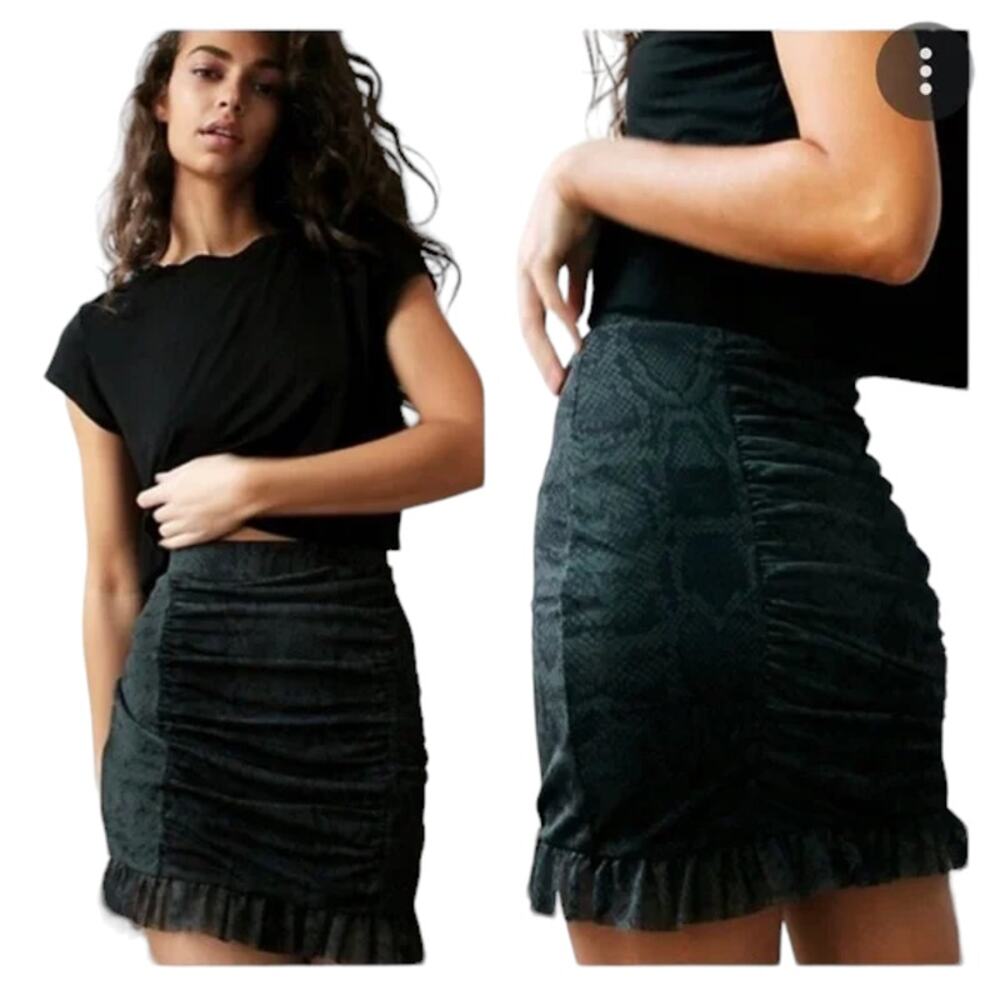 Free People Romi Mesh Fabrication Ruching Green Animal Mini Skirt Size Small